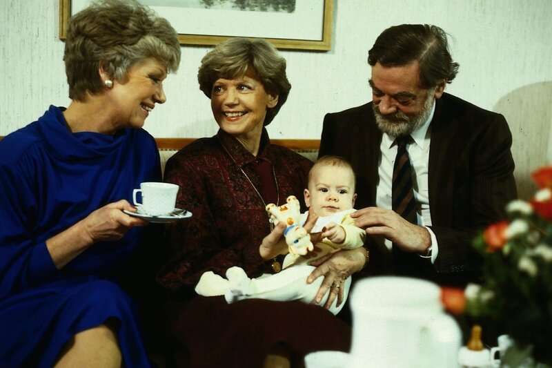 2. Graf und Gräfin von Strelenau (Friedrich Schütter, Gisela Peltzer) zu Besuch bei den Wicherts. Sie freuen sich, Klein-Katharina wiederzusehen und haben Pläne geschmiedet für die Zukunft von Rüdiger Wichert. Hannelore (Maria Sebaldt) ist noch nicht eingeweiht. – Bild: ZDF und Barbara Oloffs