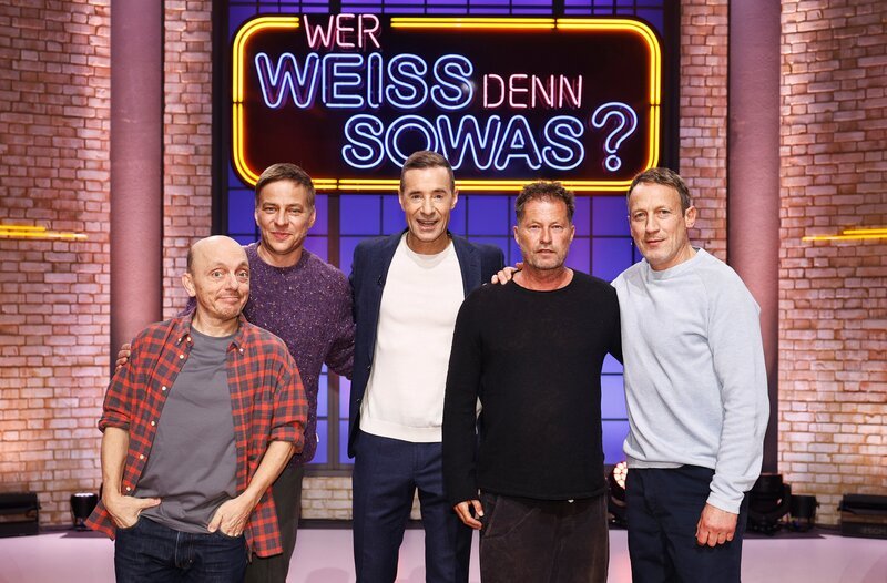 ARD WER WEISS DENN SOWAS? „Tom Wlaschiha und Til Schweiger“. Moderator Kai Pflaume (M.) und seine Rateteam-Kapitäne Bernhard Hoëcker (l.) und Wotan Wilke Möhring (r.) begrüßen in dieser Sendung den Schauspieler Tom Wlaschiha und den Schauspieler und Filmemacher Til Schweiger. Dieses Motiv kann auch im Hochformat angefordert werden. – Bild: ARD/​NDR/​UFA SHOW & FACTUAL/​Morris Mac Matzen