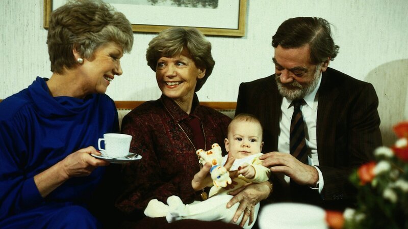 Graf (Friedrich Schütter, r.) und Gräfin von Strelenau (Gisela Peltzer, M.) sind zu Besuch bei den Wicherts. Sie freuen sich, Klein-Katharina wiederzusehen und haben Pläne geschmiedet für die Zukunft von Rüdiger. Hannelore (Maria Sebaldt, l.) ist noch nicht eingeweiht. – Bild: ZDF und Barbara Oloffs