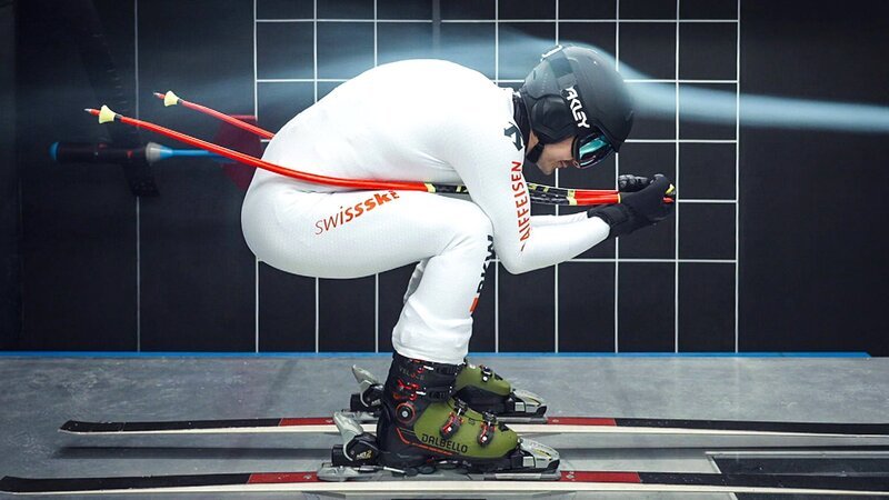 Moderator Tobias Müller mit einem Testskidress von Swiss-Ski im Windkanal. – Bild: SRF