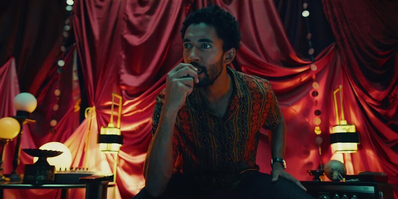 Theo (Benito Bause) taucht vollständig in das Rollenspiel „Werwölfe“ ein. – Bild: ZDF und Jiuen Yi