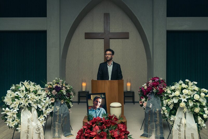 Roko (Mohamed Achour) hält auf Davids Trauerfeier eine sehr berührende und persönliche Rede. – Bild: Petro Domenigg /​ FILMSTILLS.AT K /​ ZDF