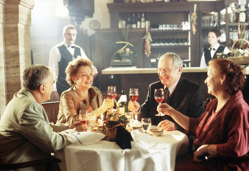 Das erste gemeinsame Abendessen:  Georg (Michael Degen, li.), Hanne (Nadja Tiller, 2. v. li.) Edzard (Jürgen Hentsch) und Barbara (Ursula Karusseit). – Bild: MDR/​ARD/​Degeto/​Sandor Domonkos