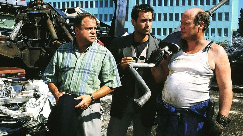 Stefan Kehler (Wolfgang Bathke, li.) und sein Kollege Mike Eschenbach (Matthias Bullach, Mi.) suchen einen Schrotthändler (Wolfgang Finck) auf. Von ihm erhoffen sie sich Hinweise … – Bild: MG RTL D