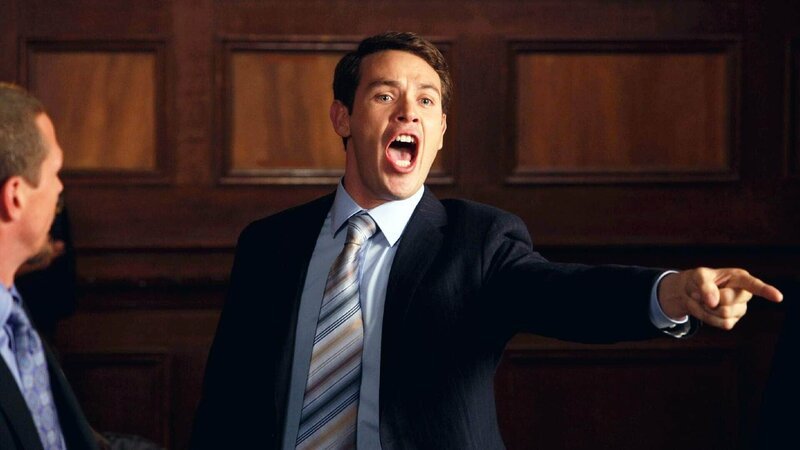 Victor Ramos (Kevin Alejandro), eines der Opfer, das verprügelt und mit ‚Ruiner‘ auf der Brust gebrandmarkt wurde, muss vor Gericht aussagen. Kann er den Täter identifizieren? – Bild: RTL