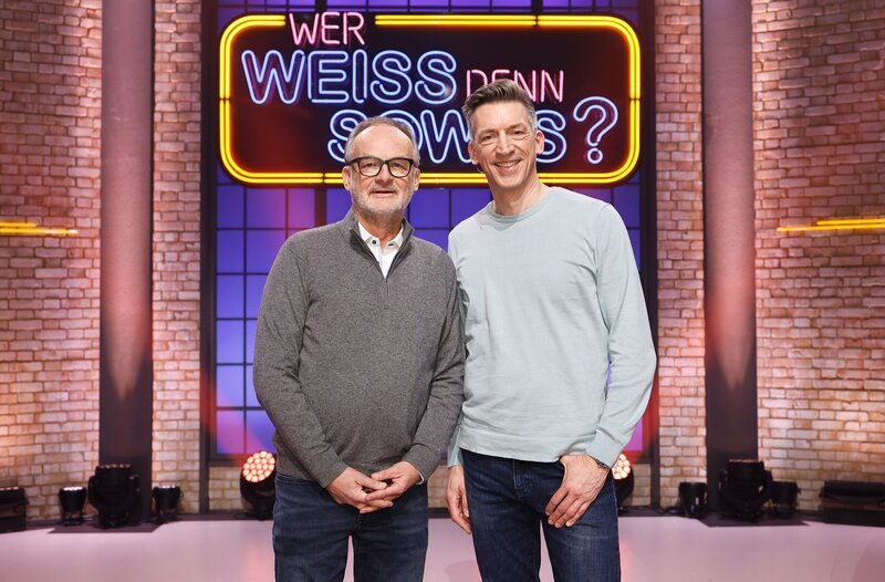 ARD WER WEISS DENN SOWAS? FOLGE 1384, „Frank Plasberg und Steffen Hallaschka“. Die Kandidaten dieser Sendung: Der Journalist und ehemaligen Fernsehmoderator, Frank Plasberg (l.) und den Hörfunk- und Fernsehmoderator Steffen Hallaschka (r.). Dieses Motiv kann auch im Hochformat angefordert werden. Weitere Motive auf Anfrage. – Bild: ARD/​NDR/​UFA SHOW & FACTUAL/​Morris Mac Matzen