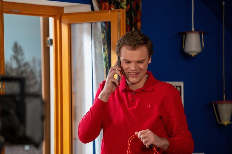 Philipp (Philipp Schneider, KLD) öffnet das Fenster in der WG-Küche und ruiniert damit Majas Zimtschneckenteig. – Bild: Ewa Wiese /​ BR