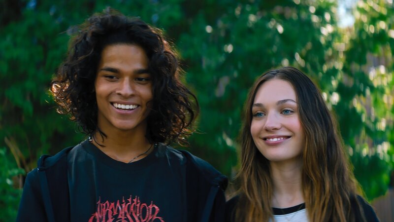 Lindy (Maddie Ziegler) und Adam (D’Pharaoh Woon-A-Tai) treffen sich immer häufiger und sind sehr glücklich miteinander. – Bild: Gerry Kingsley /​ ZDF