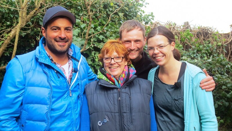 Von links: RTL II-Trödelprofi Sükrü Pehlivan begibt sich bei Rosemarie, Kerstin und Niko auf Schatzsuche. – Bild: RTL II