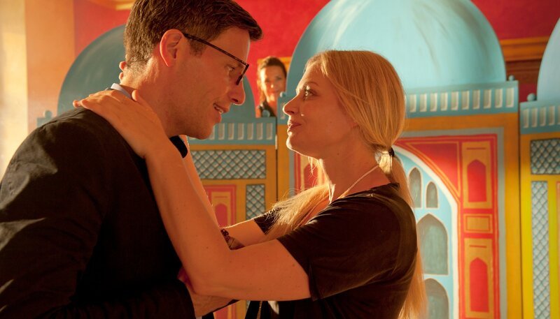 Rosa (Alexandra Neldel) beobachtet aus einem Versteck, wie Johannes (Tim Bergmann) Anja (Susanna Simon) einen Heiratsantrag macht. – Bild: MDR/​Degeto/​Britta Krehl