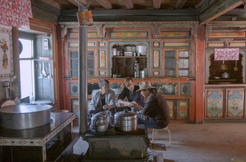 Der niederländische Fotograf Ruben Terlou (Mi.) begibt sich im letzten Teil seiner Reise zu den Ursprüngen des Yangtse. Hier erfährt er von tibetischen Bestattungsritualen (links: Bestatter, rechts: Fahrer und Übersetzer). – Bild: Joost van Herwijnen