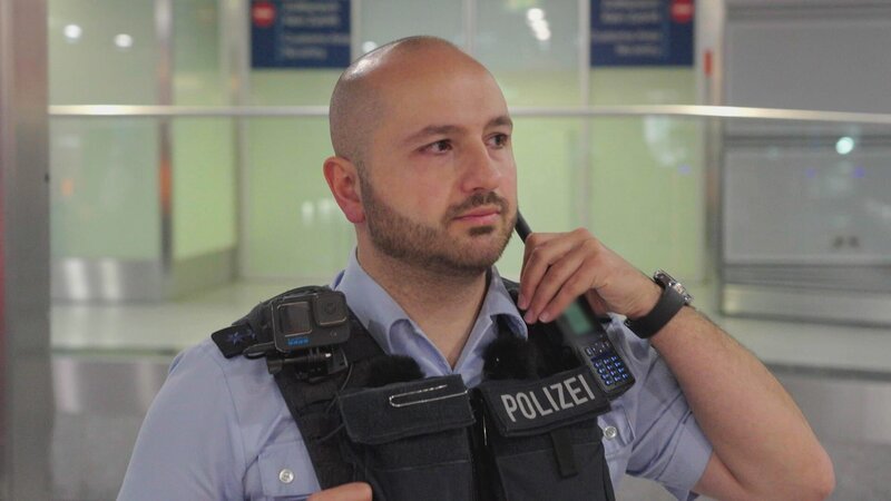 Flughafen Düsseldorf_Onur am Funk – Bild: Warner Bros. Discovery, Inc. or its subsidiaries and affiliates /​ Marie Kurpass