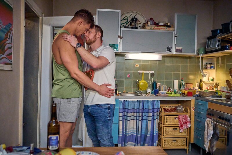 Dave (Malcolm Quinnten Henry, l.) und Sven (Sven Daniel Bühler, r.) merken, dass sie mehr als nur Freunde sind und küssen sich. – Bild: Frank Dicks /​ ZDF