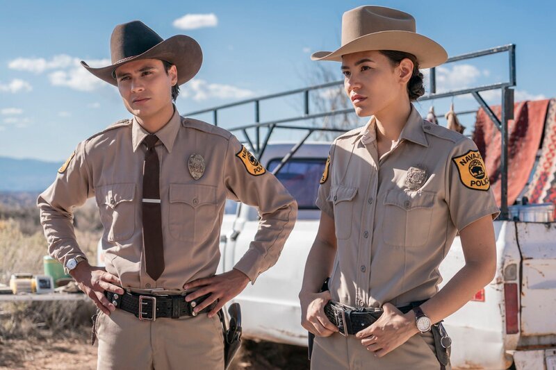 V.l.: Jim Chee (Kiowa Gordon) und Bernadette Manuelito (Jessica Matten). – Bild: RTL /​ Michael Moriatis /​ AMC