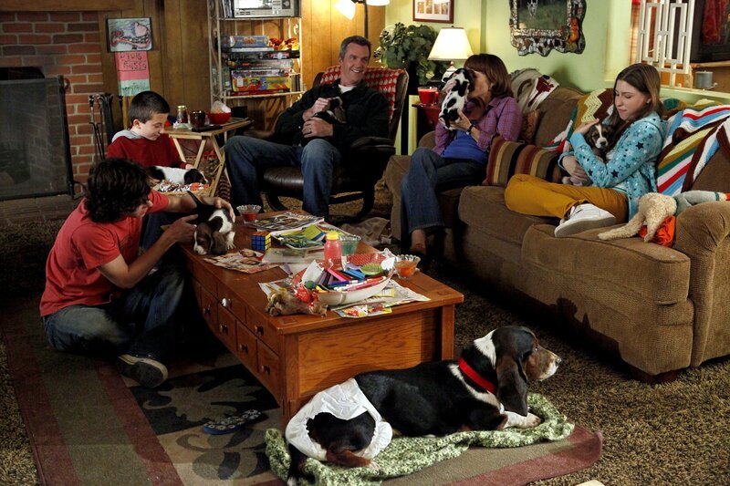 Eigentlich wollte sich Brick (Atticus Shaffer, 2.v.l.) nur um einen Hund kümmern, doch dann kommen für Axl (Charlie McDermott, l.), Mike (Neil Flynn, 3.v.l.), Frankie (Patricia Heaton, 2.v.r.) und Sue (Eden Sher, r.) noch ein paar super-süße Welpen dazu … – Bild: Warner Brothers Lizenzbild frei