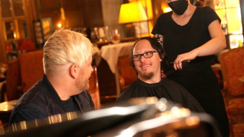 Jonas und Ross lächeln sich während des Stylings an. – Bild: SWR/​SEO Entertainment