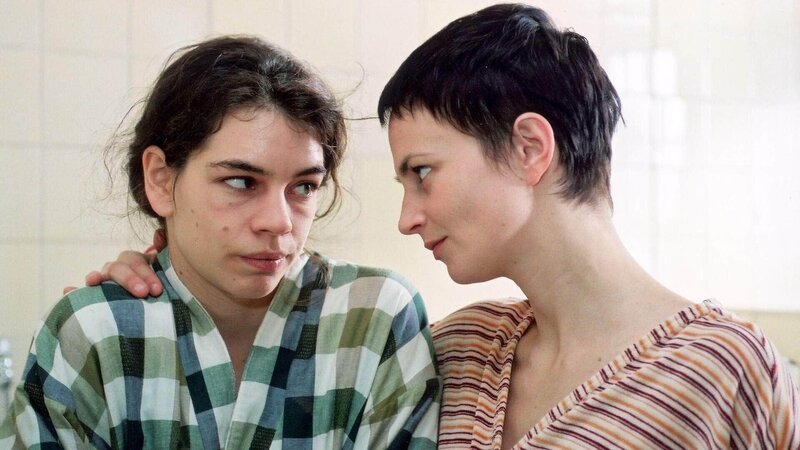 Andrea (Jana Becker, re.) überredet Steffi (Isabelle Stoffel), weiter mit Daniels Hilfe Drogen nach Reutlitz zu schmuggeln. – Bild: MG RTL D /​ Kathrin Knoke