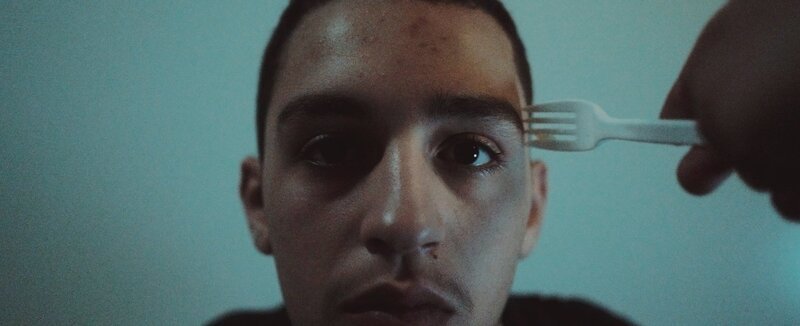 Nasser (Abdulrahman Diab) wartet auf die Entscheidung über seinen Asylantrag. – Bild: ZDF und Noaz Deshe/​Arden Film