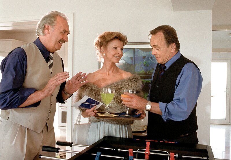 MDR Fernsehen IN ALLER FREUNDSCHAFT FOLGE 82, ‚Alte Liebe rostet nicht‘, am Mittwoch (30.05.12) um 12:30 Uhr. Dr. Matthias Krumbiegel (Achim Wolff, l.) platzt in die Opernbesuchs-Vorbereitungen von Oberschwester Ingrid Rischke (Jutta Kammann) und Prof. Simoni (Dieter Bellmann). – Bild: MDR/​Laue