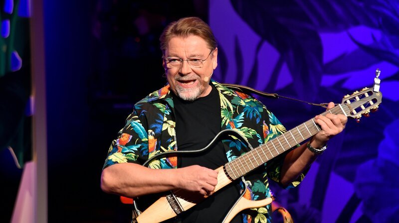 rbb Fernsehen JÜRGEN VON DER LIPPE:  „WIE SOLL ICH SAGEN …?“., am Dienstag (02.06.20) um 22:00 Uhr. Selbstverständlich untermalt Jürgen von der Lippe sein Soloprogramm wie gewohnt musikalisch: Mit seinem Schmuse-Timbre singt der zweifache Grimme-Preisträger witzgespickte Ohrwürmer – natürlich sind Peter Maffay, Herbert Grönemeyer und Udo Lindenberg wieder mit von der Partie, neu dabei Howard Carpendale. – Bild: rbb/​WDR/​André Kowalski /​ rbb Presse & Information