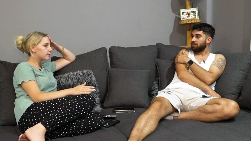 Nach der Hochzeit kommen die Flitterwochen. Loredana träumt von Thailand, doch Servet hat Flugangst. Kann er sich überwinden? – Bild: RTLZWEI