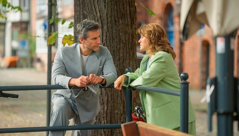 Lou (Eva-Maria Grein von Friedl) stellt Richard (Florian Odendahl) zur Rede: Hat er etwa Lara einen Posten im Aufsichtsrat versprochen? – Bild: NDR