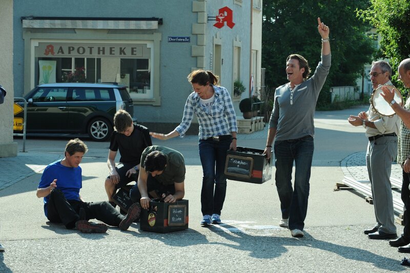 Annalena und Sebastian haben beim Bierkastllauf alle anderen Teams abgehängt. Von links: Annalena Brunner (Heidrun Gärtner) und Sebastian Wildner (Herbert Ulrich). – Bild: BR/​Marco Orlando Pichler