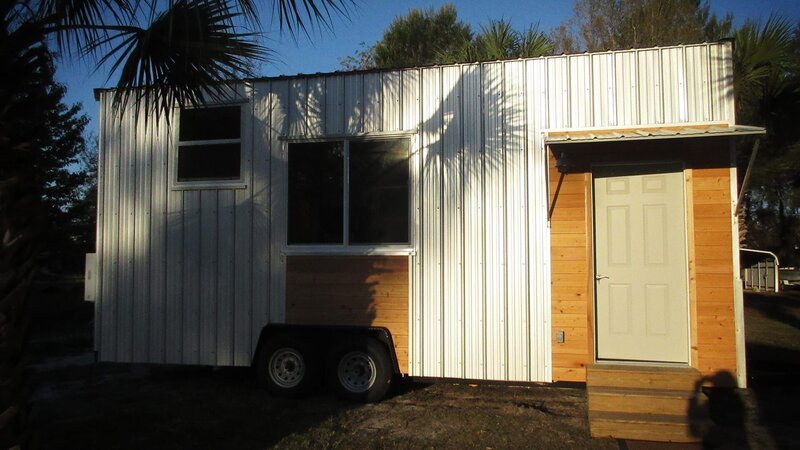 In Orlando, Florida, suchen die Studenten Emma und Joel ein Tiny House als Eigenheim. Doch die Häuser stecken voller guter – und schlechter – Überraschungen. Da sie nur 20.000 Dollar ausgeben können, haben sie sich für ein Tiny House mit maximal 14 Quadratmetern entschieden. Sie möchten es selbst mit gestalten und erstmal im Garten von Joels Mutter aufstellen. – Bild: HGTV