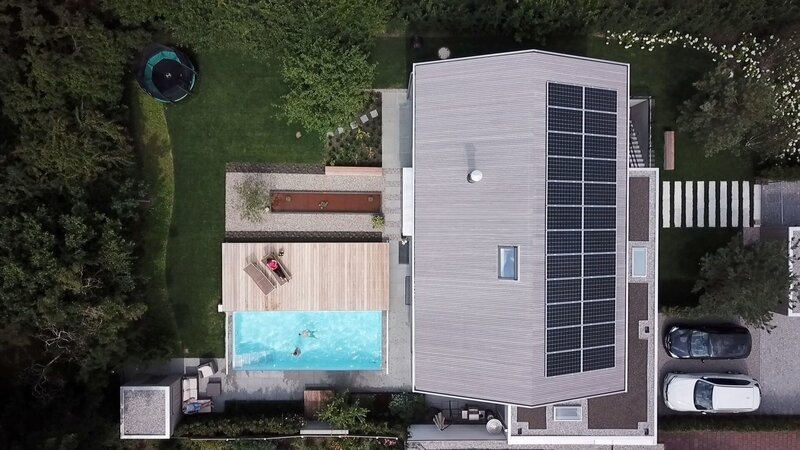 Ein Haus mit Garten – klingt eigentlich ganz einfach. Ist es aber nicht, denn der Bebauungsplan lässt dem Architekten Michael Onischke nur wenig Spielraum, schreibt ein Satteldach vor und ein eng begrenztes Baufeld. Zudem soll ein Garten mitgeplant werden, der gestalterisch auf die formenstrenge Architektur des Hauses Bezug nimmt und trotzdem Platz zum Spielen und Herumtoben bietet. – Bild: BR