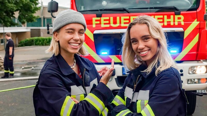 Lisa und Lena fahren mit dem Löschfahrzeug zum Übungseinsatz – Bild: SWR/​tvision