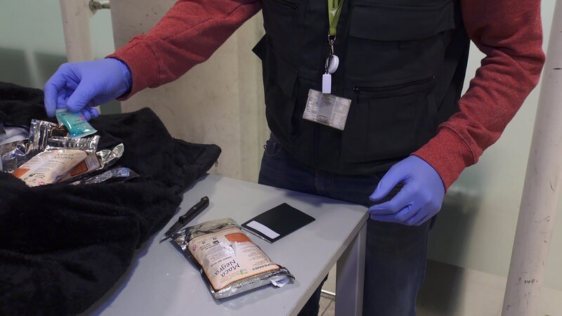 Hektik am Grenzposten von Melilla: Mehrere Männer haben es geschafft, im Schutz der Dunkelheit über den Stacheldrahtzaun zu klettern! Die Beamten der Guardia Civil nehmen sofort die Verfolgung auf, denn bei illegalen Grenzübertritten verstehen sie überhaupt keinen Spaß. Dank dem schnellen Zugriff gelingt es den Zöllnern wenig später die Männer zu stellen. Am Flughafen Madrid-Barajas holen die Zollbeamten unterdessen einen Passagier aus dem Flugzeug, der in seinem Koffer über 55.000 Euro nach China schmuggeln wollte. Der Verdacht: Geldwäsche! – Bild: Discovery Communications. /​ CINE NATURALEZA Y TELEVISION S.L /​ Discovery Communications.