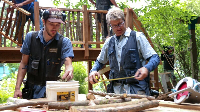 Pete Nelson measuring a branch during the construction of the Canopy Island treehouse. – Bild: Discovery Communications