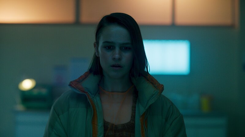 Neve Kelly (Clara Rugaard) – Bild: Sky UK /​ Sky Studios /​ Die Verwendung ist nur bei redaktioneller Berichterstattung im Rahmen einer Programmank¸ndigung ab 2 Monate vor der ersten Auss /​ © 2022 Sky Studios Limited. All Rights Reserved