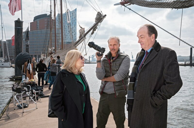 Fotoshooting vor der Kulisse der Elbphilharmonie: Der bekannte Fotograf Gunther Ranowski bittet die Anwälte Isa von Brede und Markus Gellert um anwaltlichen Beistand. Er will die Vaterschaft für seine beiden Kinder anfechten. – Bild: Georges Pauly