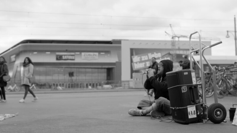 Die Straße ist sein Zuhause: Der US-amerikanische Straßenmusiker Infidelix bei einer Live-Performance auf der Warschauer Brücke. – Bild: BR/​rbb/​weltrecorder