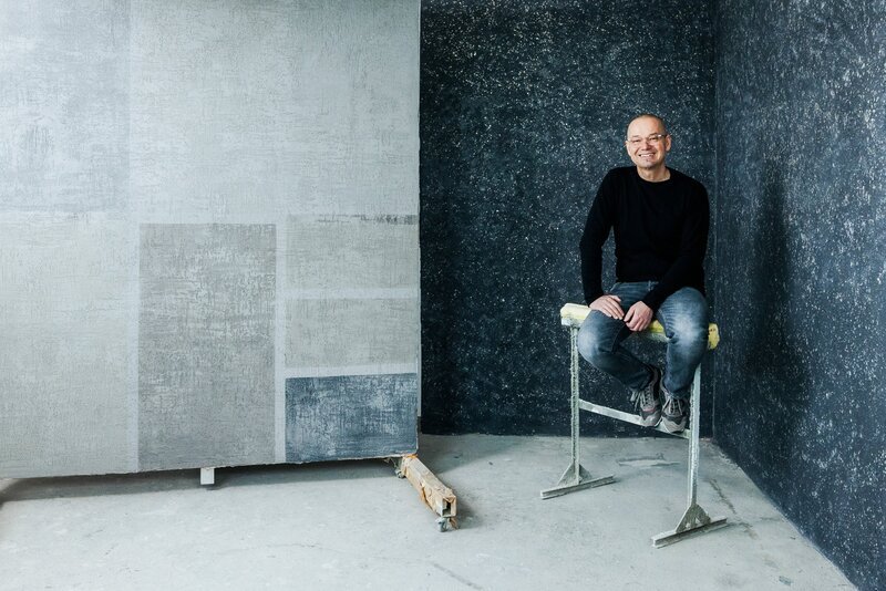 Hannes Herbsthofer, Spezialist für Innenputze aus Kalk und Lehm.6 – Bild: Hannes Herbsthofer /​ BR, ORF /​ BR/​ORF/​Hannes Herbsthofer