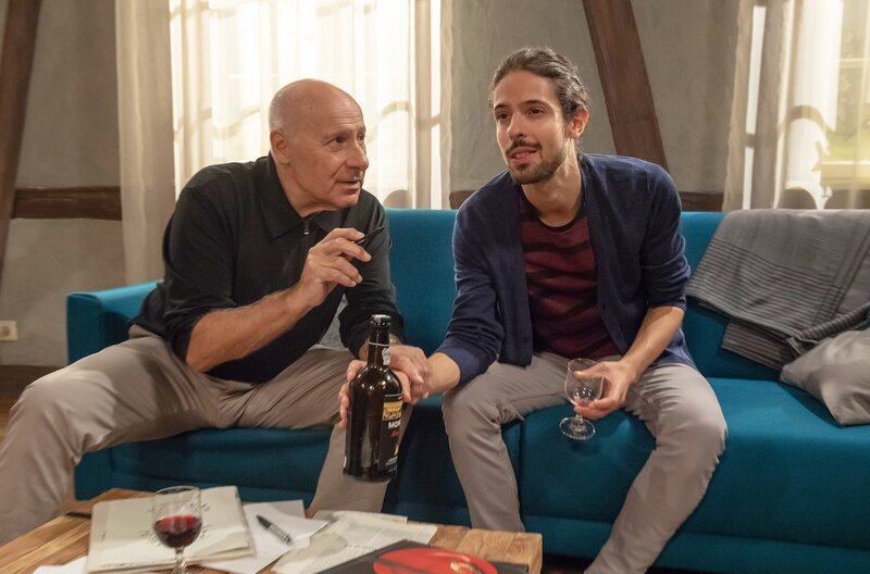 Albert (Alessio Hirschkorn, re.) besucht Franz (Edgar-M. Marcus), der ein Fest für seinen Patensohn plant. – Bild: SWR/​Alexander Kluge