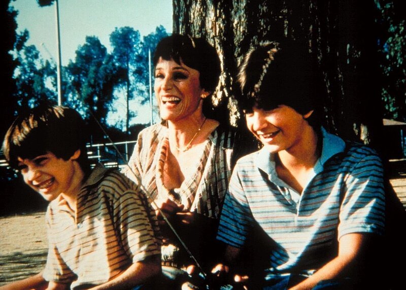 Arthur (Barret Oliver, l.) und Tony (Tony LaTorre) sind Freunde geworden. – Bild: Sat.1 Gold