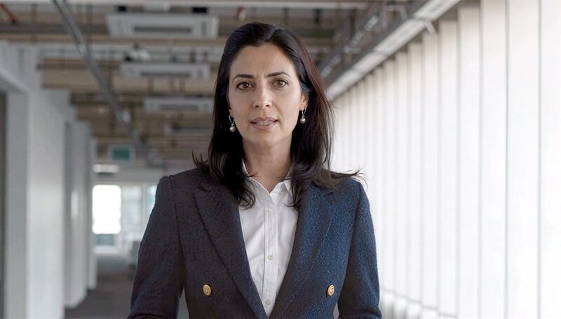 Durch die Reportage über das KI-Experiment führt Moderatorin Aisha Gaban – und verblüfft im Finale mit einer überraschenden Enthüllung. – Bild: Passiondistribution /​ ORF