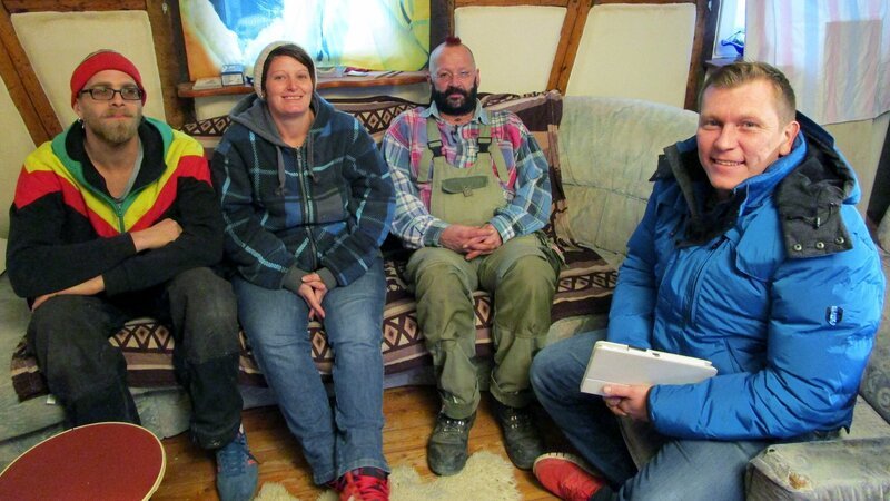 Trödelprofi Otto Schulte (re.) mit Jürgen (2.v.re.), Michaela und Joachim (li.) – Bild: RTL II