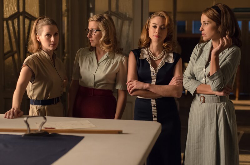 ONE VELVET, „Täuschungen“, am Dienstag (01.04.25) um 21:45 Uhr. Luisa (Manuela Vellés), Rita (Cecilia Freira), Clara (Marta Hazas) und Ana (Paula Echevarría) sind nachts in der Schneiderei überrascht worden. v.l.n.r.: Manuela Vellés, Cecilia Freira, Marta Hazas, Paula Echevarría – Bild: WDR/​Enrique Baró Ubach/​Beta Film GmbH