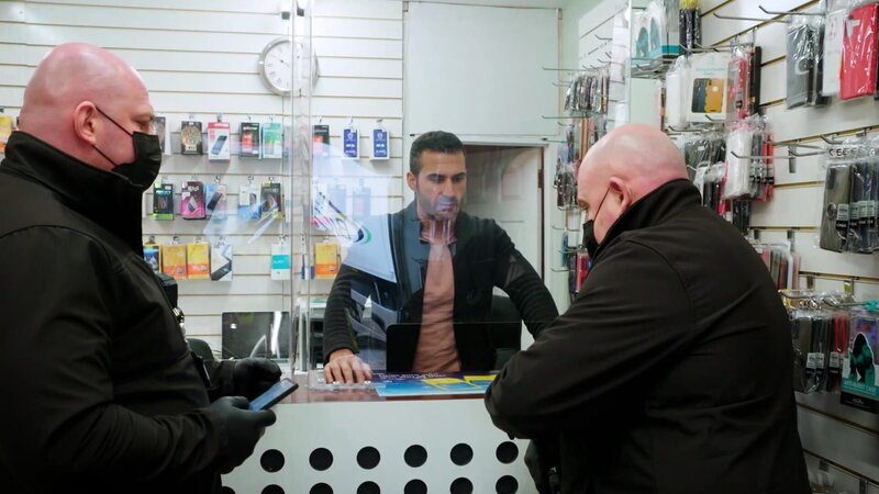 Chris und Sam spüren einen Handwerker auf, der seinem Gläubiger rund 13.000 Pfund schuldet. – Bild: Warner Bros. Discovery