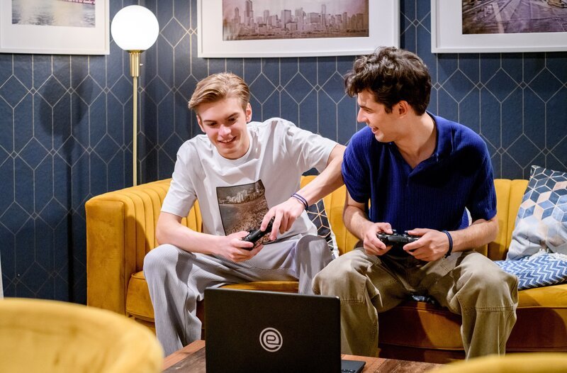 Leo (Aurel Klug, l.) und Elias (Orlando Lenzen, r.) genießen ihr Zusammensein. – Bild: ARD/​WDR/​Christof Arnold