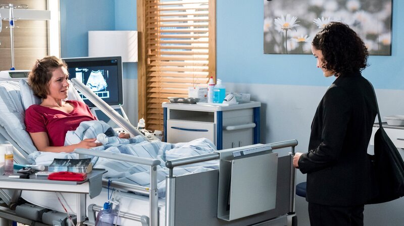 Pia Mog (Lilith Häßle, l.); Fadia Darzi (Nagmeh Alaei, r.) – Bild: ARD/​Jens Ulrich Koch