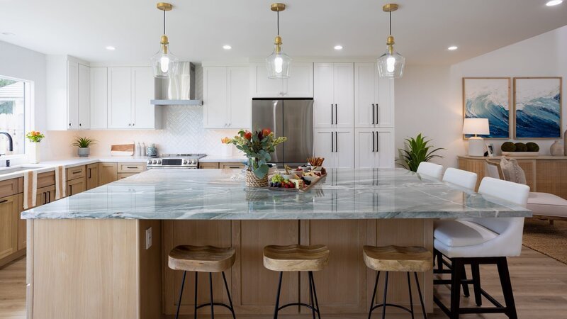 Kitchen at Kelly & Ryan’s house, as seen on Izzy Does It, Season 1. – Bild: Warner Bros. Discovery, Inc. or its subsidiaries and affiliates. All rights reserved. /​ Rob Pryce