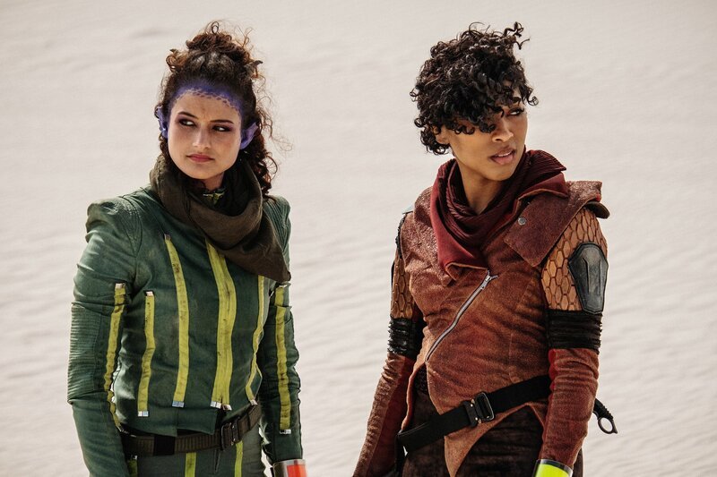 L-R: Alex McGregor as Amae and Adriyan Rae as Elida – Bild: Vagrant Productions/​SYFY /​ Cosmos NBCU