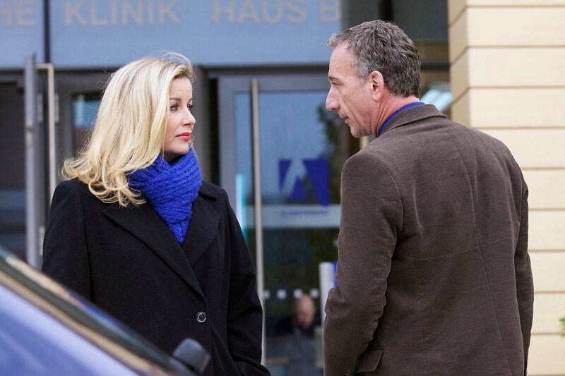 Klinikleiterin Sarah Marquardt (Alexa Maria Surholt, li.) hat schlechte Nachrichten für Alexander Weber (Heio von Stetten, re.):  Chefarzt Dr. Heilmann hat von den Plänen für die finanziellen Kürzungen der Anästhesie erfahren und ausgerechnet Dr. Kathrin Globisch soll es ihm gesagt haben.  Alexander ist bestürzt – hat Kathrin seine Ehrlichkeit tatsächlich ausgenutzt? Sarah ist sich diesbezüglich sicher und gibt deutlich zu verstehen, dass die erfolgreiche Durchsetzung der Kürzung nun von Alexanders Loyalität abhängt. In Zukunft sollte er seinen Mitmenschen mit mehr Skepsis begegnen – egal wem. – Bild: WDR/​MDR/​Wernicke