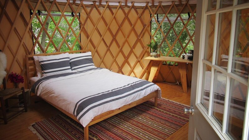 Emilee aus Hollywood ist Umweltanwältin, Schauspielerin und Autorin – und frisch getrennt. In einem neuen Zuhause möchte sie von vorne beginnen. Sie sucht nach einem nostalgischen Tiny House, dass sie an ihre Kindheit erinnert. – Bild: HGTV