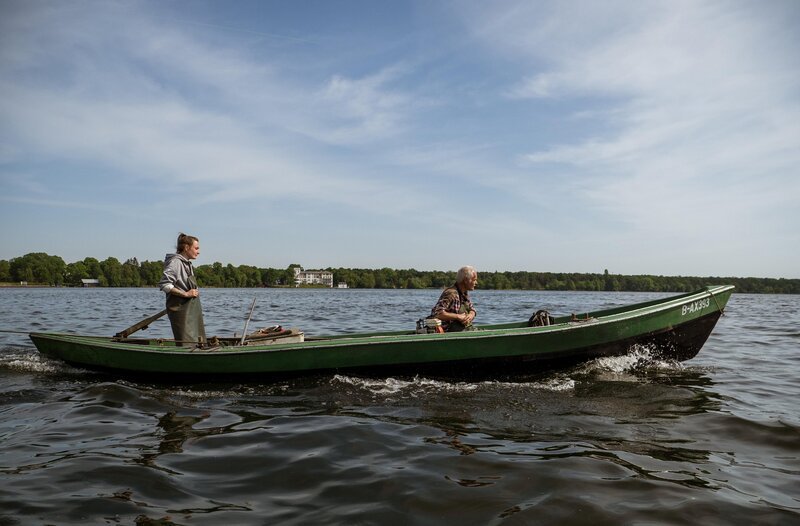 Der Mutschenhof im Spreewalddorf Lehde wird bereits in fünfter Generation von der Familie Kilka bewirtschaftet. Seit 2009 führt Sebastian Kilka den Hof mit viel Leidenschaft. Und auf dem Müggelsee liegt viel Arbeit vor Andreas Thamm und seiner Tochter Maria. Sie ist eine der jüngsten Fischerinnen überhaupt und die einzige in Berlin. Bald soll sie den Betrieb ganz übernehmen. – Maria und Andreas Thamm auf dem Müggelsee. – Bild: rbb