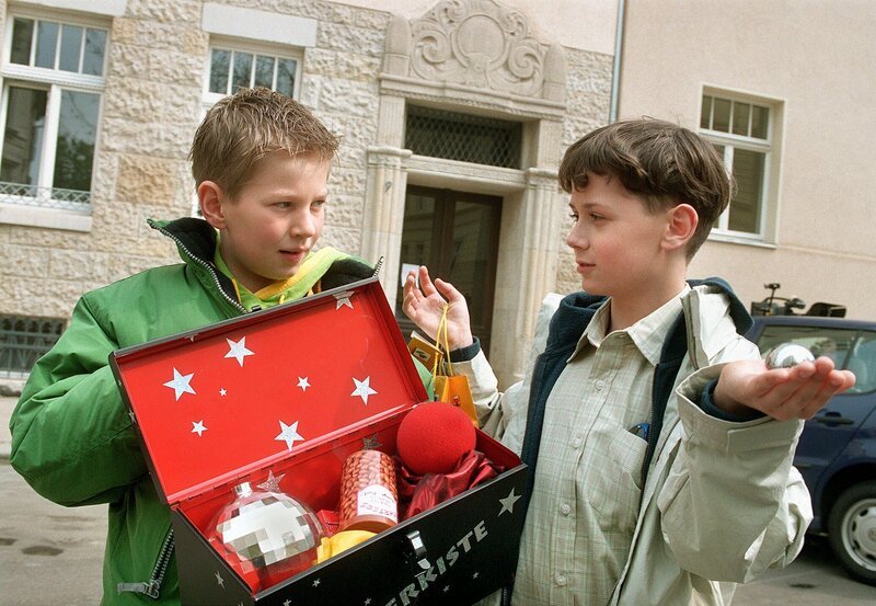 MDR Fernsehen IN ALLER FREUNDSCHAFT FOLGE 79, „Roland und der Zauberer“, am Freitag (25.05.12) um 12:30 Uhr. Jakob Heilmann (Karsten Kühn, li.) hält Mario Zimmer (Kevin Leisner) einen Zauberkasten hin. – Bild: MDR